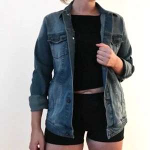  - Oversized jeans jacka från ASOS.  Passar storlek M-L Säljes för 200kr, frakt tillkommer.
