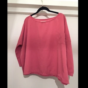  - Snygg rosa topp/blus från SVEA i härligt material och rosa färg. Aldrig använd!! Passa på att fynda till lågt pris! 
