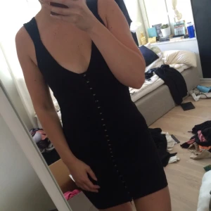  - Bandageklänning med silver detaljer längst framsidan.