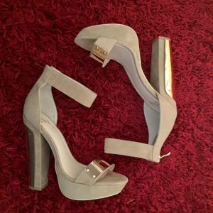  - Säljer ett par helt oanvända klackskor från Nelly! Väldigt fina till olika festligheter! Klackarna är 12cm höga. 