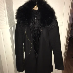  - Jacka från Zara. Knappt använd så i bra skick.  Storlek S men passar även en M. Köpte för ca 1200. 