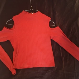  - Relativt oanvänd tröja med bara axlar och en kedja vid nacken. 
