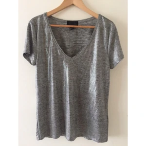  - Hm trend tröja silvrig glansig snygg T-shirt 