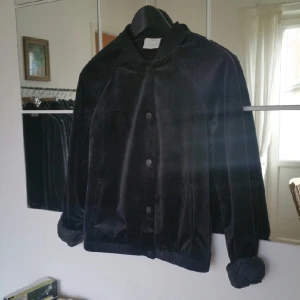  - svart sammet bomber från vero moda 
