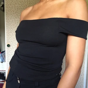  - Oanvänd lite cropped off shoulder tröja! Super snygg!!!!  