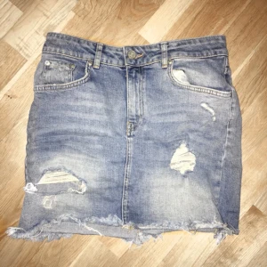  - Superfin jeanskjol Fint skick, väldigt nyinköpt. 
