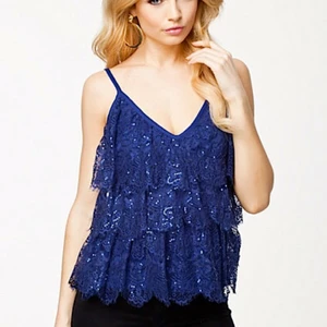  - Snyggt blått volanglinne med smala band täckt av paljetter. Aldrig använt!!