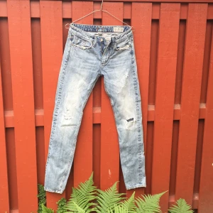  - Vintage denim snyggt slitna och fin boyfriend look. 