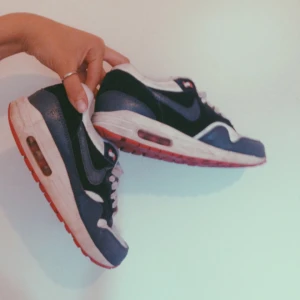  - Snygga air max 1, äkta, säljer dem billigt pga orkar inte tvätta dem och vill bli av med dem (flyttar snart). Storlek 38 men känns mer som 37,5. Köpare står för frakt. Tar swish! :)