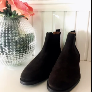  - Mocka Chelsea boots.  Nya och helt oanvända.  Selected Homme, nypris 1200. Säljes för 500kr, frakt tillkommer 
