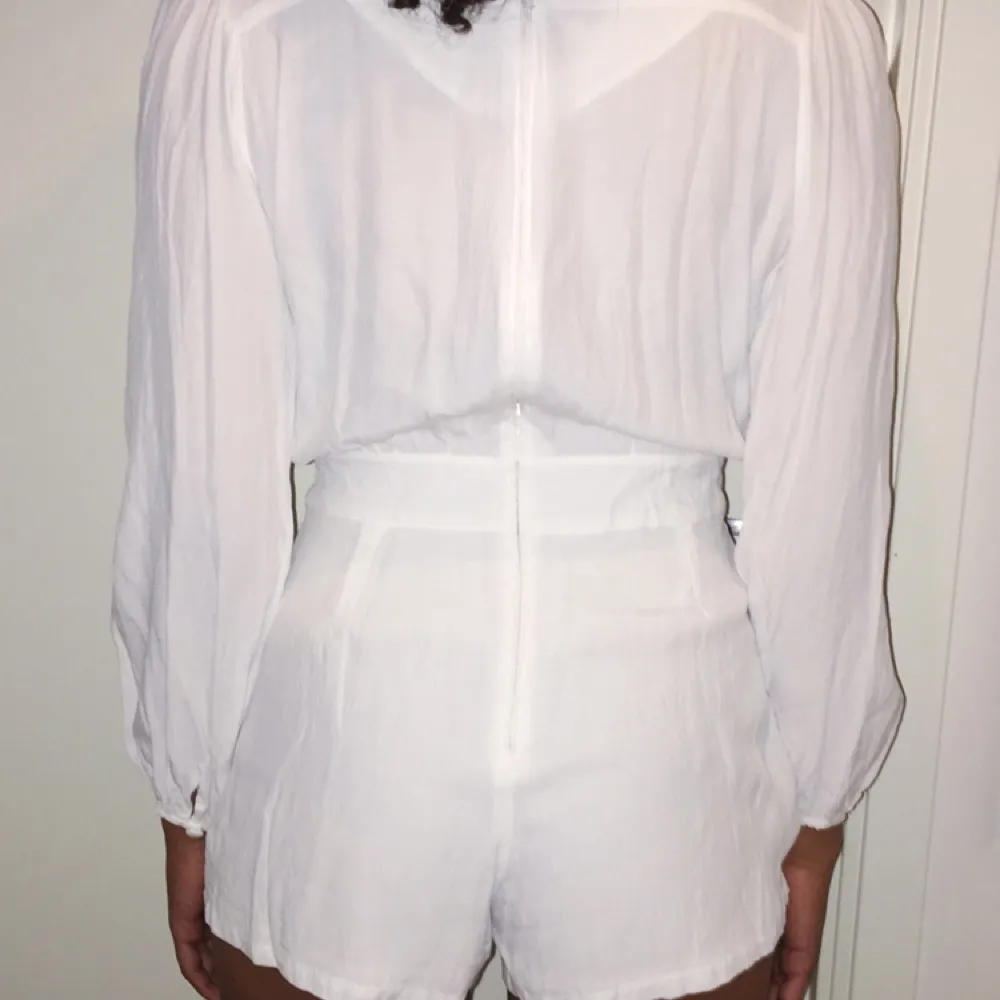 Perfekt studentoutfit - en vit jumpsuit från Motel. Har en liten fläck på framsidan. Endast använd i ett par timmar.. Klänningar.