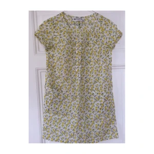  - Härlig luftig sommarklänning med fint blommönster. Fint skick!