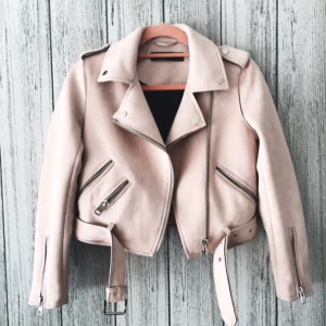  - Bikerjacka från Zara i pale pink. Jackan är kort i modellen.  Säljes för 300kr, frakt tillkommer. Priset kan diskuteras 