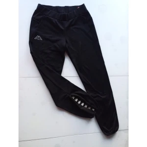  - Säljer på grund av "fel" storlek. Är storlek M, men passar bäst på människor som brukar använda byxor i storlek XS/S. De är mid-/low-waist.   ALDRIG ANVÄNDA!