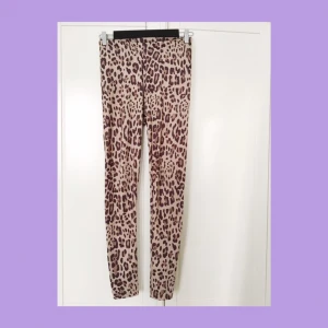 - Leggings med leopardmönster och hög midja. Något använda men i gott skick! 