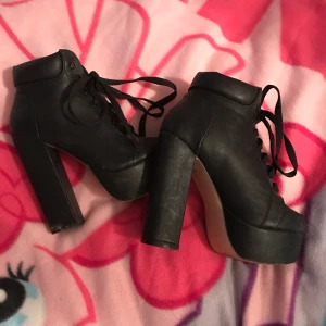  - Skor från Nelly (behöver rengöras annars i fint skick) storlek 35