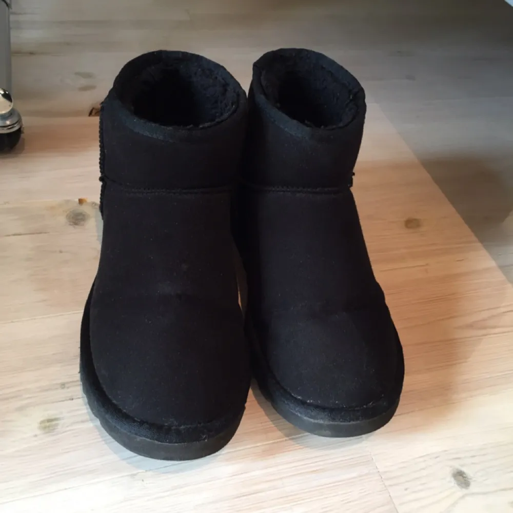 säljer mina ÄKTA uggs i storlek 39 passar även storlek 40, säljer dom pga att jag är i behov av pengarna haha. säljs för 500kr fraktar eller möts upp och köparen betalar för frakten.. Skor.