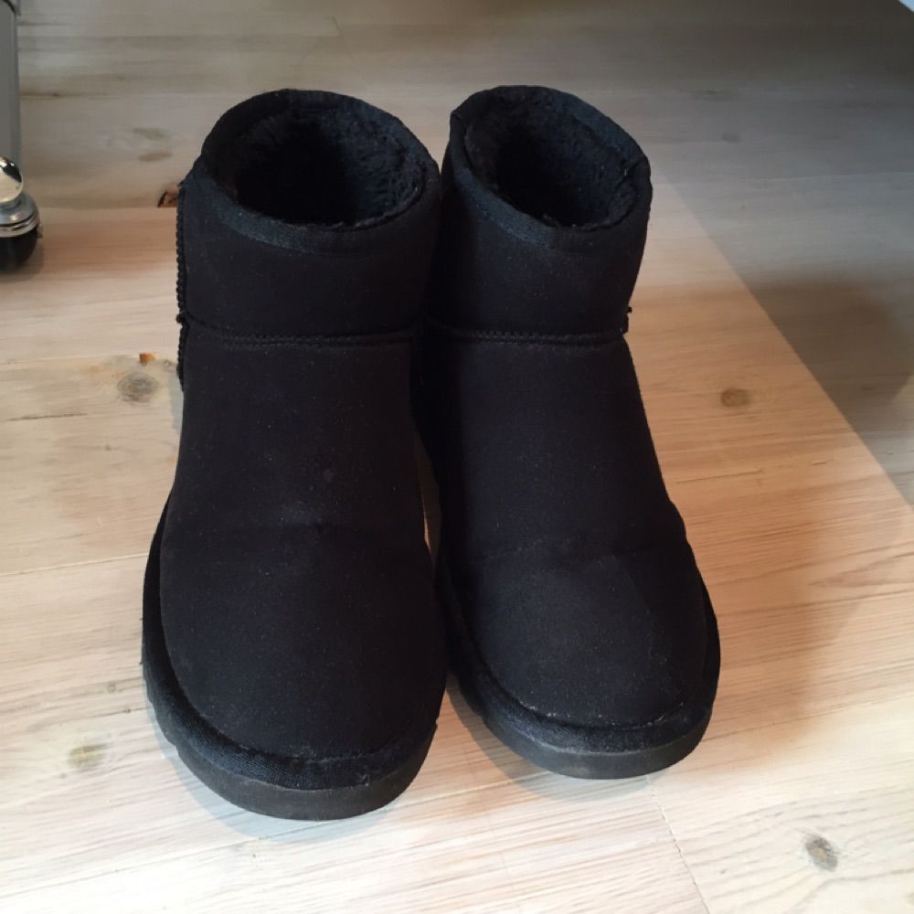 säljer mina uggs i storlek 39 passar även storlek 40, säljer dom pga att jag är i behov av pengarna haha. säljs för 250 fraktar eller möts upp och köparen betalar för frakten.. Skor.
