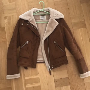  - Jacka i mocka imitation. Liten i storlek så mer som en XS.