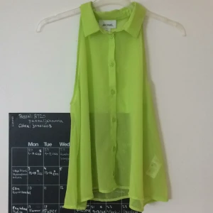  - Limegrön topp i transparent material