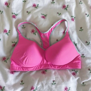  - sport-bh med pads från victoria's secret PINK.💗 köpt på outlet i USA för några år sedan. använd sällan. frakt ingår i priset!