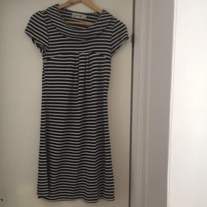  - Randig helt oanvänd klänning från ICHI. Köpt i Italien. Nypris ca 400 kr.