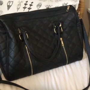  - Fin väska som knappt är använd då den inte är min stil. Frakten står köparen för. Betalning sker via swish 