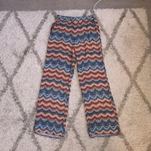  - Snygga sköna utsvängda byxor i högmidja från Forever 21.  Enbart använda 2 gånger ✨🌷