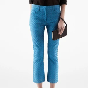  - Jättefina byxor från Acne - modell "Pop dogtooth" i storlek 36. Något lösare modell som sitter som ett par vanliga boyfriend-jeans. Halvhög midja och korta ben. I perfekt skick! Nypris runt 3500 då materialet är så speciellt. Ljust blåa med lite mörkare mönster. 