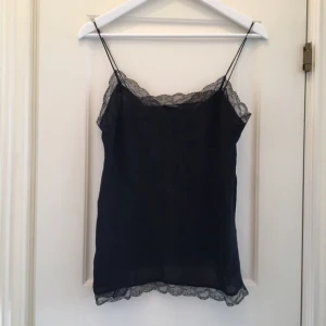  - Snyggt festlinne i tunt material från Zara, strl S Smala axelband, med spetsdetaljer nertill och framtill på linnet.   Använt ett fåtal gånger, i bra skick! Ny pris ca 700kr! Hämtas på Kungsholmen eller skickas mot frakt 