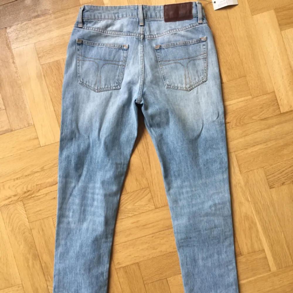 Jeans från Tiger of Sweden, köpta för ett år sedan på rea för 949kr ord. 1899kr. Kom aldrig till användning endast prövade. . Jeans & Byxor.