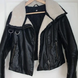 🧣🧣🧤Höstjacka - Svart pilotjacka från H&M, storlek 34 men passar en 36. Den är vadderad och har fårpäls-imitation på kragen. Den är superskön och står emot vind.