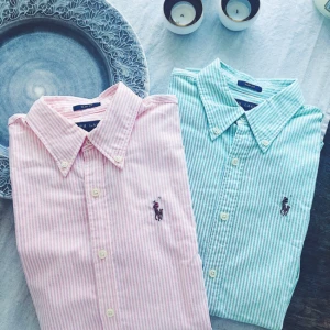  - Skjortor från Ralph Lauren, storlek 4 vilket motsvarar en 34 och är i modellen slim fit. Sitter väldigt fint på! Använda ett fåtal gånger men har nu blivit för små för mig. Säljer skjortorna för 350:- styck eller båda två för 600:-. Köparen står för eventuell frakt 🌸