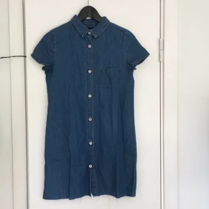  - Jeansklänning från Zara! Använd 1 gång!  Klänningen är väldigt liten i storleken! Passar XS/S. Betalningen sker via swish! Frakten är inräknad! 