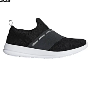  - Oanvända Adidas refine adapt cloudfoam skor. Jättesköna skor som tyvärr var för små för mig, originalpris 599 kr.