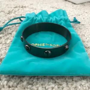 Armband från Sophie by Sophie ”Screw Bangle” Knappt använt, väldigt gott skick Nypris 990kr