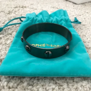  - Armband från Sophie by Sophie ”Screw Bangle” Knappt använt, väldigt gott skick Nypris 990kr