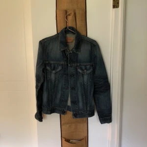 - Oanvänd jeansjacka. Pris inklusive frakt. 