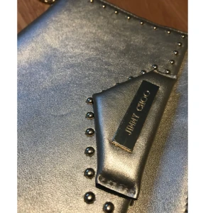  - Väska i guld. Inte äkta Jimmy Choo. Aldrig använd. Köpt i Dubai