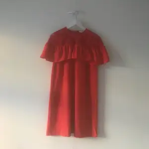 Röd svinsnygg klänning. Använd 1 gång. 