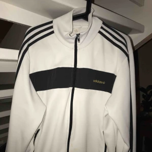  - Vit/svart Adidas tjocktröja utan huva i normalt begagnat skick