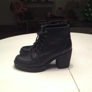 Kängor i skinn med klack, bra skick!! - Kängor i skinn med klack, bra skick!!