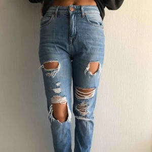  - Slitna mom jeans från river island. Snygg passform och oerhört sköna. Storlek eur 32.   Frakt tillkommer
