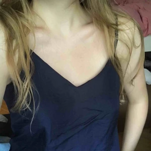  - Fint mörkblått linne med justerbara spagetti straps! Lika fin till vardags som fest! Storlek XS. Ingen retur. Priset är inkl frakt!☀️🌵