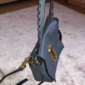  - Marc By Marc Jacobs väska som kan användas både crossbody och handhållen då den har dubbla handtag. Använd men fortfarande i fint skick. Fler bilder kan såklart fås.