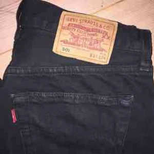  - Second handköpta Levi's 501. Inte använda sedan dess pga fel storlek. Snygg svart tvätt. Något slitna längst ner och uppklippta ca 5cm för att enklare kunna vikas upp, därav det billigare priset. 