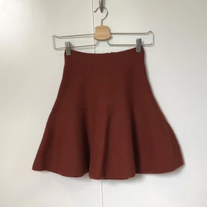  - Stickad kjol från hm studio.