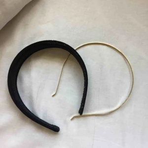  - 20kr/st, ett tjockare svart hårband i sammet och ett tunnare i guldfärg 