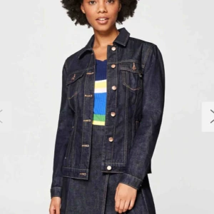  - Nya ESPRIT kollektionen  Säljes pga fel strl. Endast testad - figursydd och sjukt fin!  Nypris: 1000