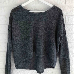  - ABERCROMBIE & FITCH tunt stickad tröja Storlek S men passar även bra som XS. Långa ärmar och croppad i fram. Broderade detaljer på axlarna.  Frakt tillkommer